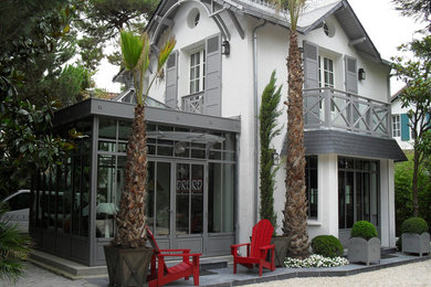 Aménagement d'une façade de maison contemporaine.