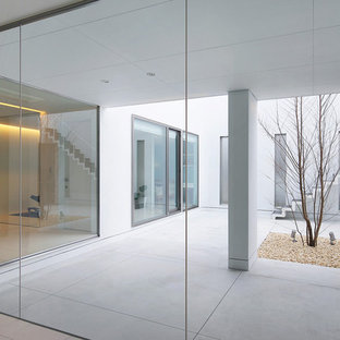 モダンスタイルのおしゃれな中庭のテラス (張り出し屋根) の写真