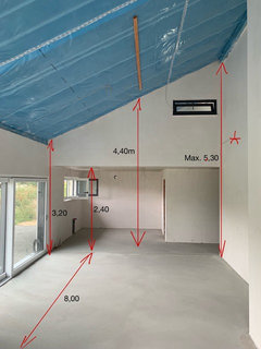 Lichtplanung für hohe Räume mit Dachschräge
