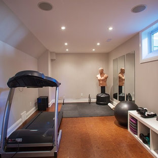 オタワの中サイズのトランジショナルスタイルのおしゃれな多目的ジム (グレーの壁、コルクフローリング) の写真
