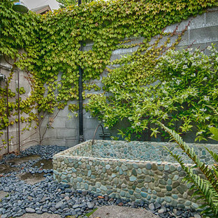 Eklektischer Garten hinter dem Haus mit Pflanzwand in Portland