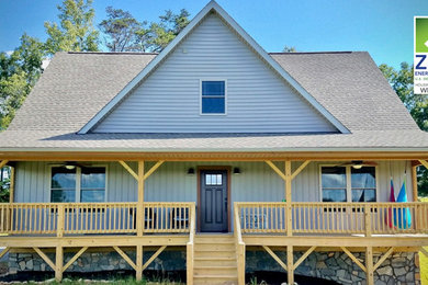 Modelo de fachada de casa gris de estilo de casa de campo grande de dos plantas con revestimiento de vinilo, tejado a dos aguas y tejado de teja de madera
