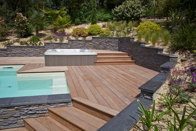 Idée de décoration pour une terrasse en bois minimaliste.