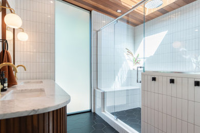 デトロイトにあるミッドセンチュリースタイルのおしゃれな浴室の写真
