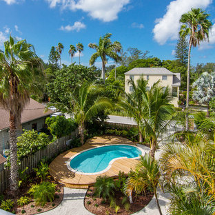 Kleines Maritimes Pool im Vorgarten in Nierenform mit Dielen in Tampa