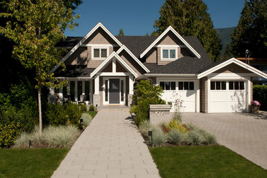 Transitional home design photo in Vancouver