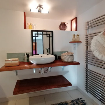 Salle de bain parentale donnant sur le jardin et la piscine