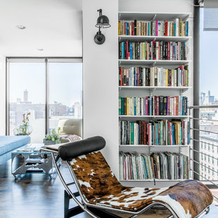 Ispirazione per un piccolo soggiorno minimal stile loft con libreria, pareti bianche, parquet scuro, nessun camino e nessuna TV