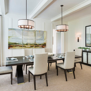 Неиссякаемый источник вдохновения для домашнего уюта: большая гостиная-столовая в классическом стиле с белыми стенами, ковровым покрытием и бежевым полом