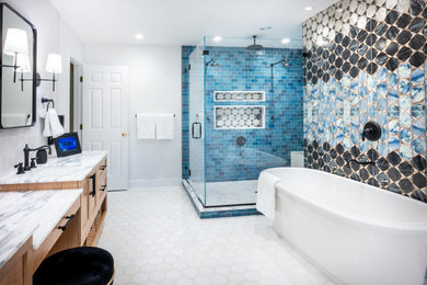 ブリッジポートにあるトランジショナルスタイルのおしゃれな浴室の写真