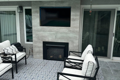 Example of a minimalist patio design in Orange County