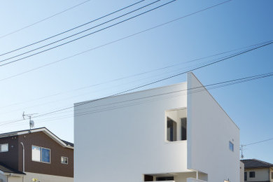 Foto de fachada de casa blanca de tamaño medio de dos plantas con tejado de metal