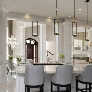 マイアミの大きい地中海スタイルのおしゃれな着席型バー (アンダーカウンターシンク、レイズドパネル扉のキャビネット、白いキャビネット、珪岩カウンター、セラミックタイルの床、白い床、白いキッチンカウンター) の写真