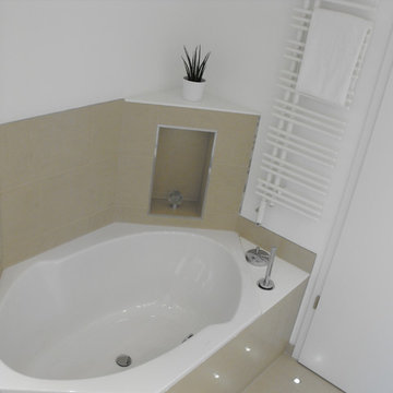 Ablage mit Nische neben Sechseck-Badewanne