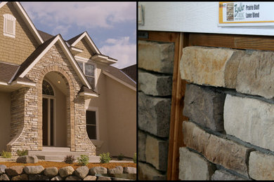 Immagine della facciata di una casa beige contemporanea a due piani di medie dimensioni con rivestimento in pietra