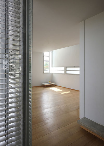 Modern  by Amitzi Architects