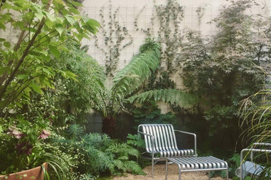 Idées déco pour une petite terrasse contemporaine avec une cour.