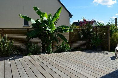Inspiration for a contemporary deck in Rennes.
