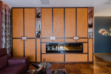 Foto de salón bohemio de tamaño medio con suelo de madera en tonos medios, chimenea lineal, suelo marrón y boiserie