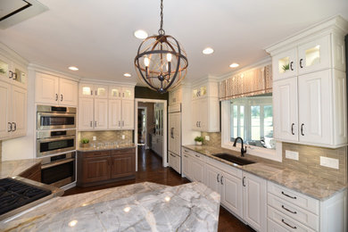 Bild på ett stort vintage grå grått kök, med en undermonterad diskho, luckor med upphöjd panel, vita skåp, bänkskiva i kvartsit, grått stänkskydd, stänkskydd i keramik, rostfria vitvaror, mörkt trägolv och brunt golv