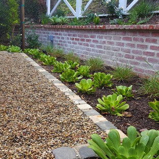 Geometrischer, Mittelgroßer, Halbschattiger Klassischer Garten hinter dem Haus mit Kamin und Natursteinplatten in Orange County