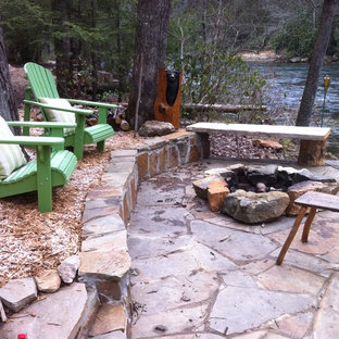 Eklektischer Garten mit Feuerstelle und Natursteinplatten
