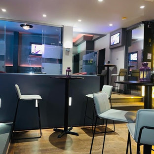 ロンドンの小さいモダンスタイルのおしゃれなバーカート (オープンシェルフ、黄色いキャビネット、木材カウンター、茶色いキッチンカウンター) の写真