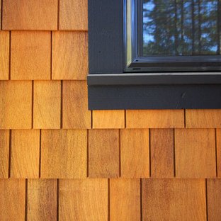 バンクーバーのラスティックスタイルのおしゃれな二階建ての家 (木材サイディング、茶色い外壁、半切妻屋根) の写真