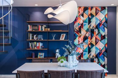 Diseño de comedor contemporáneo de tamaño medio abierto con paredes azules y suelo gris