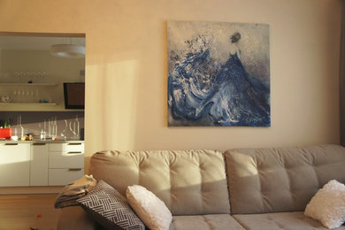 Стильный дизайн: открытая гостиная комната среднего размера в современном стиле с музыкальной комнатой, бежевыми стенами, паркетным полом среднего тона, телевизором на стене и коричневым полом - последний тренд