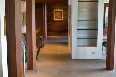 Idee per un ingresso o corridoio minimalista di medie dimensioni con pareti bianche e pavimento in gres porcellanato