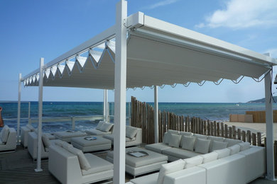 Aménagement d'une terrasse de restaurant de plage à Saint Tropez
