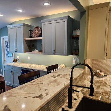 Contemporary Kitchen Remodel Done in Two-Tone Cabinets