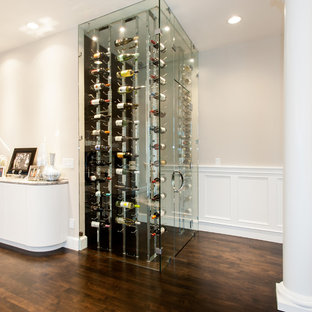シアトルの小さいモダンスタイルのおしゃれなワインセラー (無垢フローリング、ディスプレイラック) の写真
