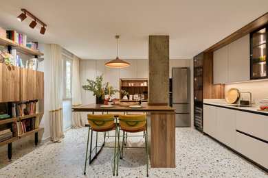 Diseño de cocina blanca y madera actual grande con fregadero bajoencimera, puertas de armario beige, encimera de cuarzo compacto, electrodomésticos de acero inoxidable, suelo de terrazo, una isla, suelo multicolor, encimeras blancas, cortinas y armarios con paneles lisos