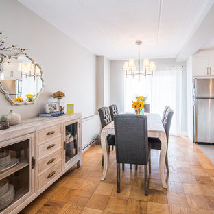 Неиссякаемый источник вдохновения для домашнего уюта: маленькая гостиная-столовая в стиле современная классика с паркетным полом среднего тона и серыми стенами без камина