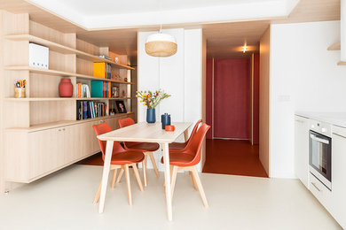 Réalisation d'une salle à manger ouverte sur le salon asiatique avec un mur rouge et un sol beige.