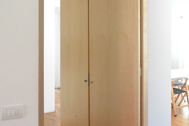 ミラノにあるコンテンポラリースタイルのおしゃれな廊下の写真