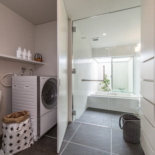 モダンスタイルのおしゃれなランドリールーム (白い壁、グレーの床) の写真