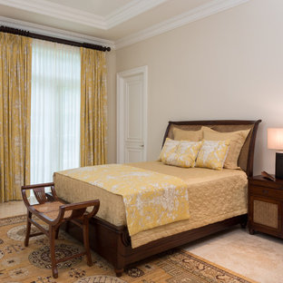 Idee per una grande camera degli ospiti etnica con pareti beige, pavimento in pietra calcarea e pavimento beige