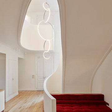 Escalier elliptique avec une banquette sur mesure en velour