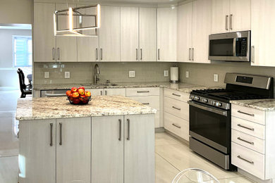 Modern inredning av ett stort flerfärgad flerfärgat kök, med en undermonterad diskho, släta luckor, beige skåp, bänkskiva i kvartsit, beige stänkskydd, stänkskydd i glaskakel, rostfria vitvaror, klinkergolv i porslin, en köksö och vitt golv