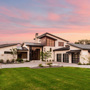 Zweistöckiges, Weißes Modernes Haus mit Walmdach in Austin