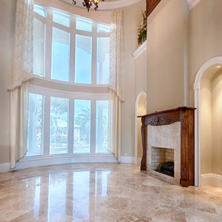 Geräumiges, Repräsentatives Mediterranes Wohnzimmer mit beiger Wandfarbe, Marmorboden, Kamin und Kaminsims aus Holz in Miami