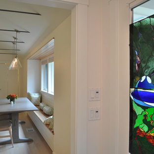 ボストンの小さい片開きドアミッドセンチュリースタイルのおしゃれな玄関ホール (白い壁、磁器タイルの床、ガラスドア、グレーの床) の写真