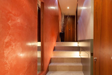Foto de escalera recta tradicional de tamaño medio con escalones de mármol y contrahuellas de mármol