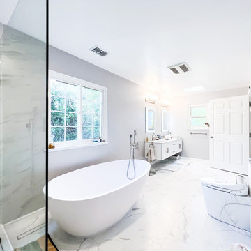 Lovely bathroom with bathtub