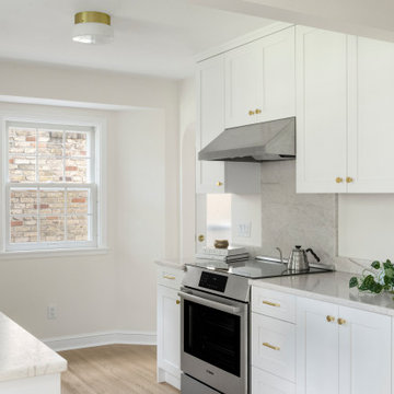 White and bright with Quartzite - Compact Kitchen