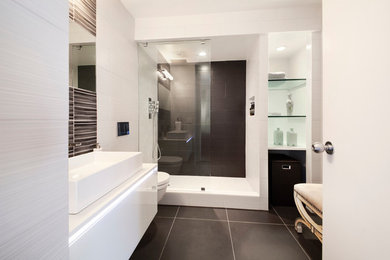 Bathroom - bathroom idea in New York