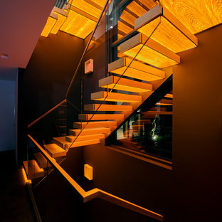 Kragarmtreppe mit transluzenten Stufen aus Holz